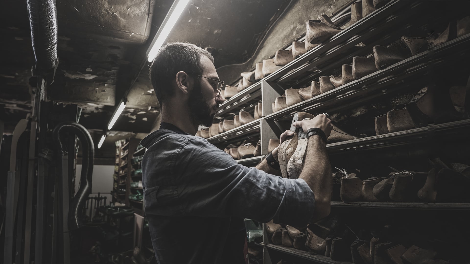 Addetto fra le scaffalature delle forme nel laboratorio del Solettificio Giulia