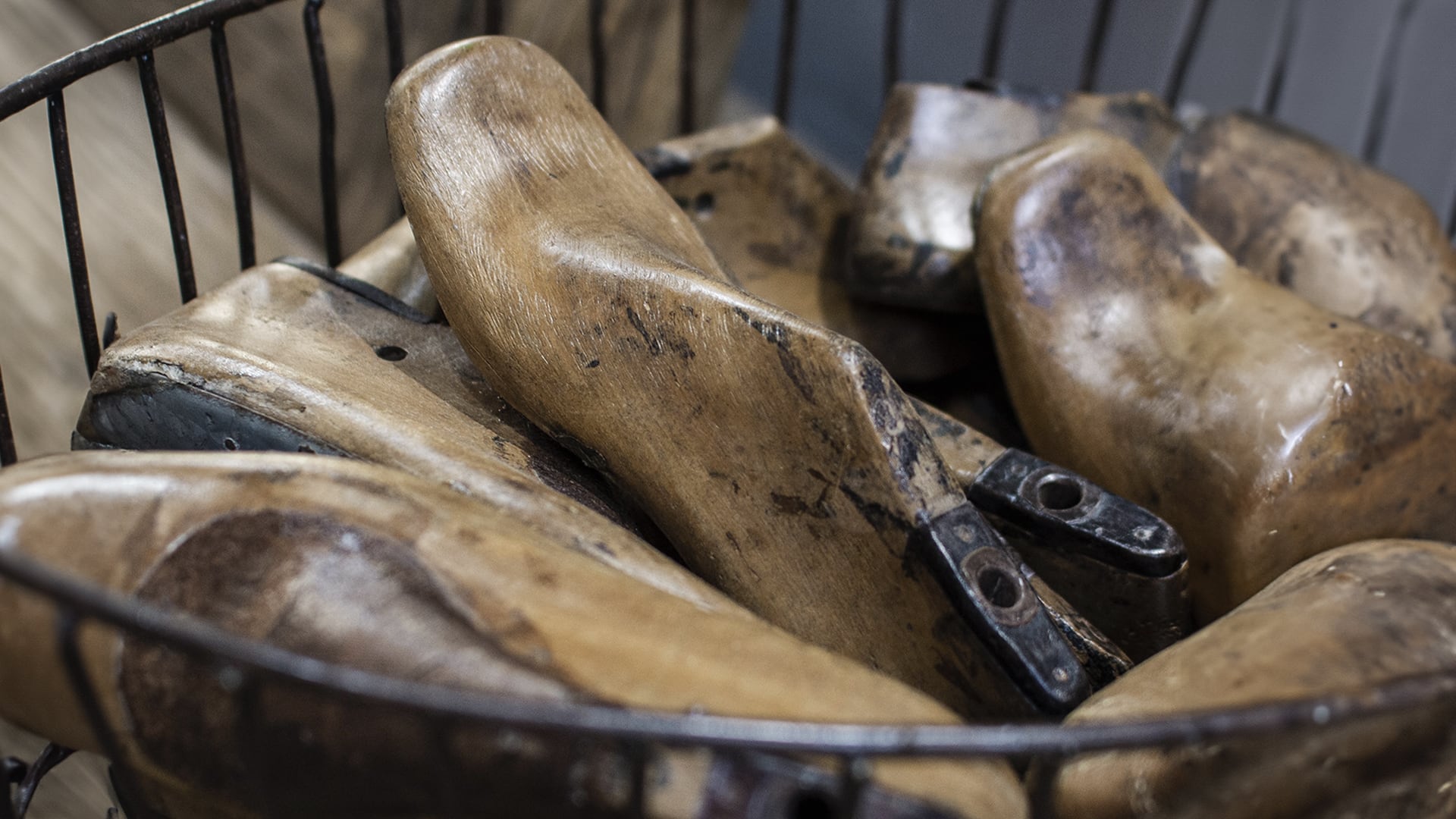 Forme in legno raccolte in un cesto